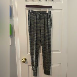 Splendid Camouflage Joggers, XS, Very Soft